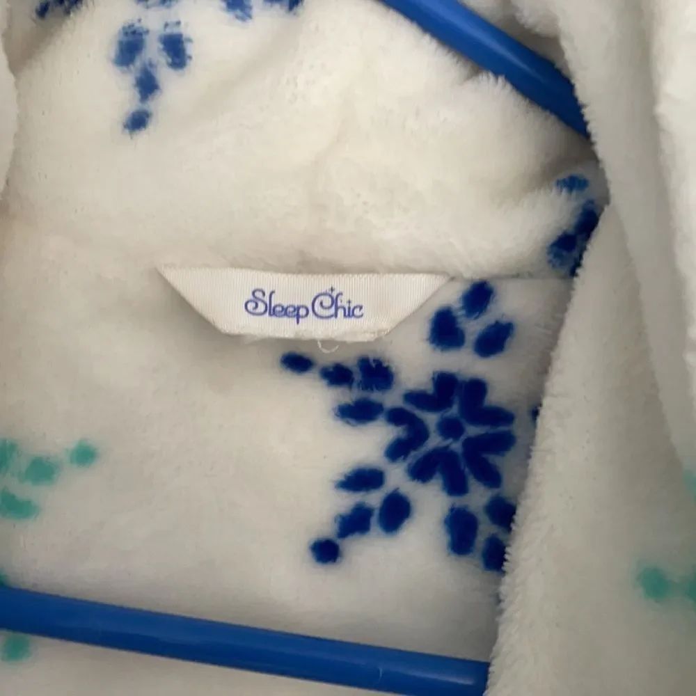 Medium Fleece Robe with Snowflakes ❄️ - Picture 4 of 4